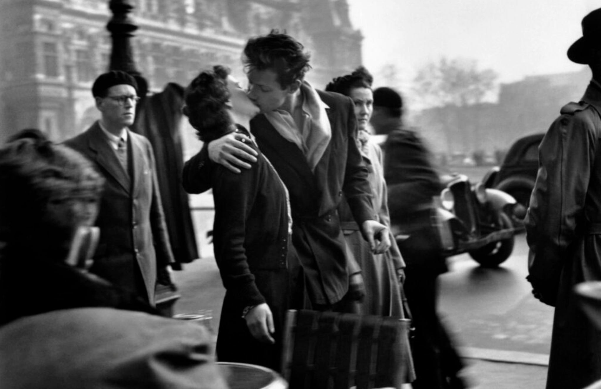 Le Baiser de l’Hôtel de ville, Paris, 1950 © Atelier Robert Doisneau